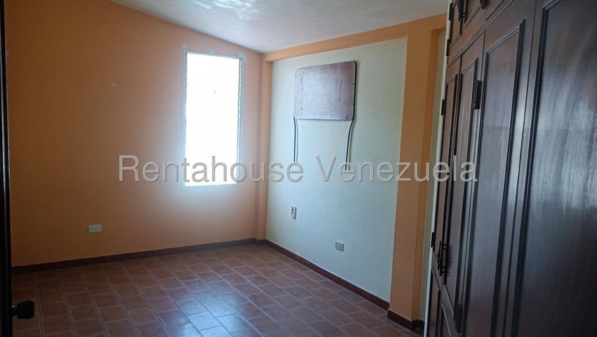 Amplia Casa en venta en La Trigaleña  Valencia Carabobo 26-226
