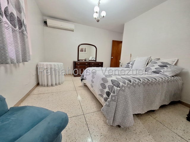 Amplia Casa con 5 Habitaciones en venta ubicada en Trigal Norte Valencia Carabobo codigo 26-18049