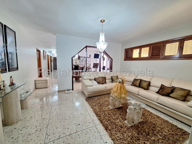 Amplia Casa con 5 Habitaciones en venta ubicada en Trigal Norte Valencia Carabobo codigo 26-18049