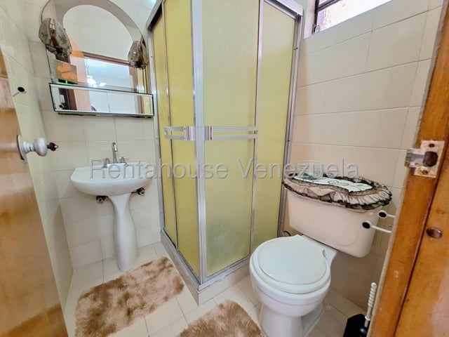 Amplia Casa con 5 Habitaciones en venta ubicada en Trigal Norte Valencia Carabobo codigo 26-18049