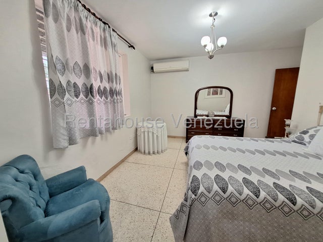 Amplia Casa con 5 Habitaciones en venta ubicada en Trigal Norte Valencia Carabobo codigo 26-18049