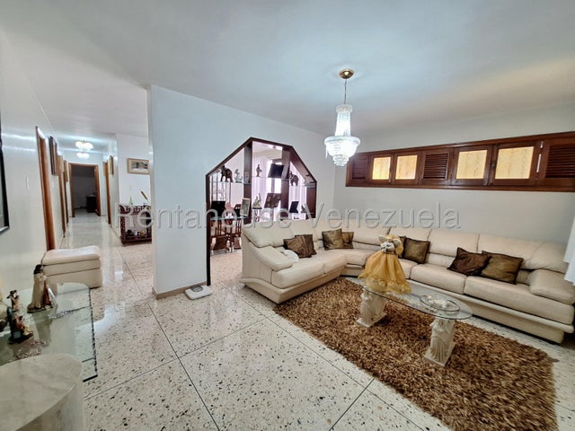 Amplia Casa con 5 Habitaciones en venta ubicada en Trigal Norte Valencia Carabobo codigo 26-18049