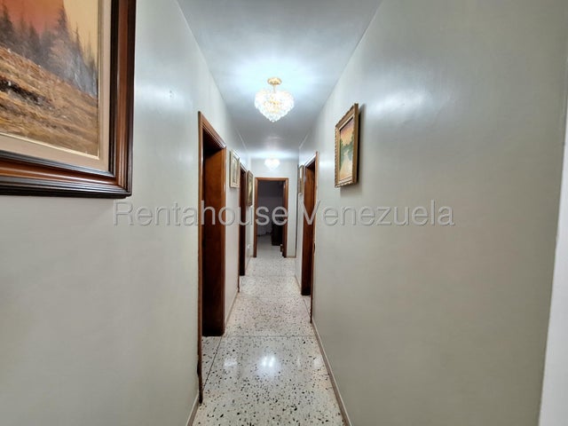 Amplia Casa con 5 Habitaciones en venta ubicada en Trigal Norte Valencia Carabobo codigo 26-18049