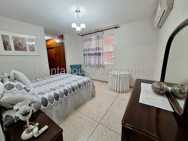 Amplia Casa con 5 Habitaciones en venta ubicada en Trigal Norte Valencia Carabobo codigo 26-18049