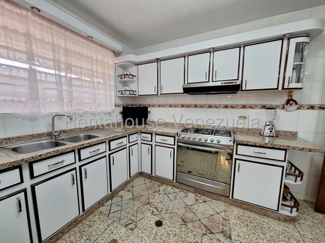 Amplia Casa con 5 Habitaciones en venta ubicada en Trigal Norte Valencia Carabobo codigo 26-18049