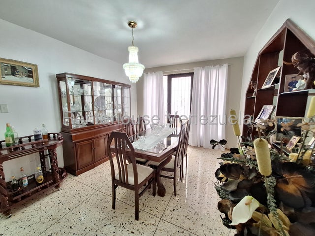 Amplia Casa con 5 Habitaciones en venta ubicada en Trigal Norte Valencia Carabobo codigo 26-18049