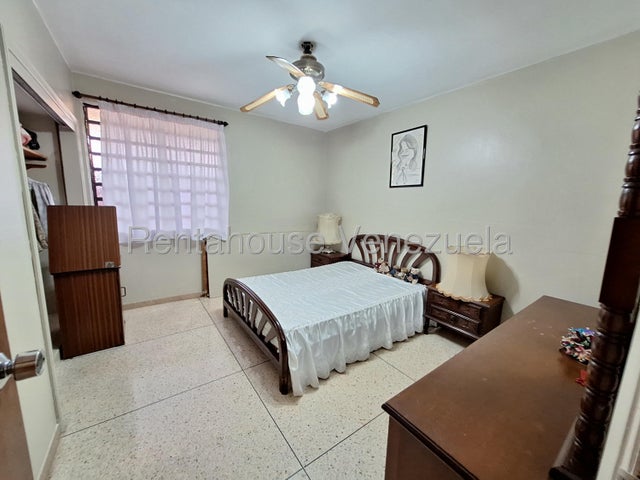 Amplia Casa con 5 Habitaciones en venta ubicada en Trigal Norte Valencia Carabobo codigo 26-18049