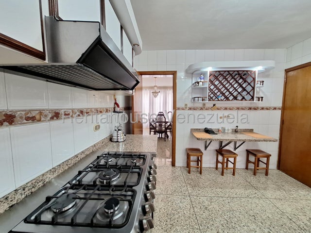 Amplia Casa con 5 Habitaciones en venta ubicada en Trigal Norte Valencia Carabobo codigo 26-18049