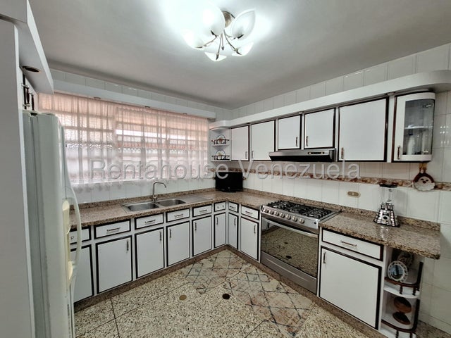 Amplia Casa con 5 Habitaciones en venta ubicada en Trigal Norte Valencia Carabobo codigo 26-18049