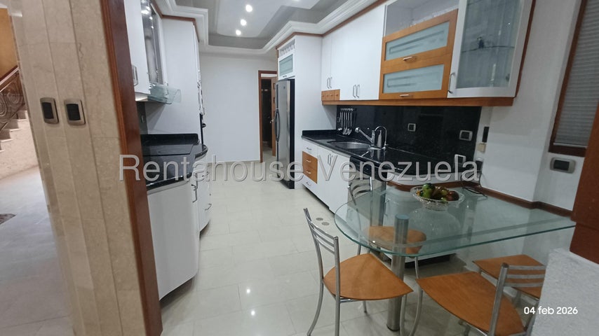Townhouse con planta electrica y pozo de agua en Alquiler en En Las Clavellinas El Trigal Valencia Carabobo26-14589 