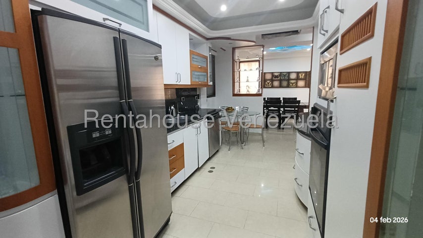 Townhouse con planta electrica y pozo de agua en Alquiler en En Las Clavellinas El Trigal Valencia Carabobo26-14589 
