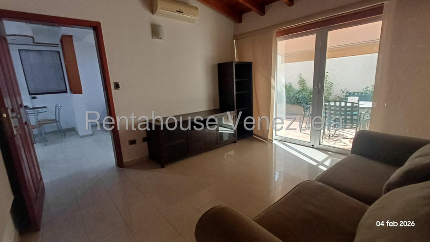 Townhouse con planta electrica y pozo de agua en Alquiler en En Las Clavellinas El Trigal Valencia Carabobo26-14589 