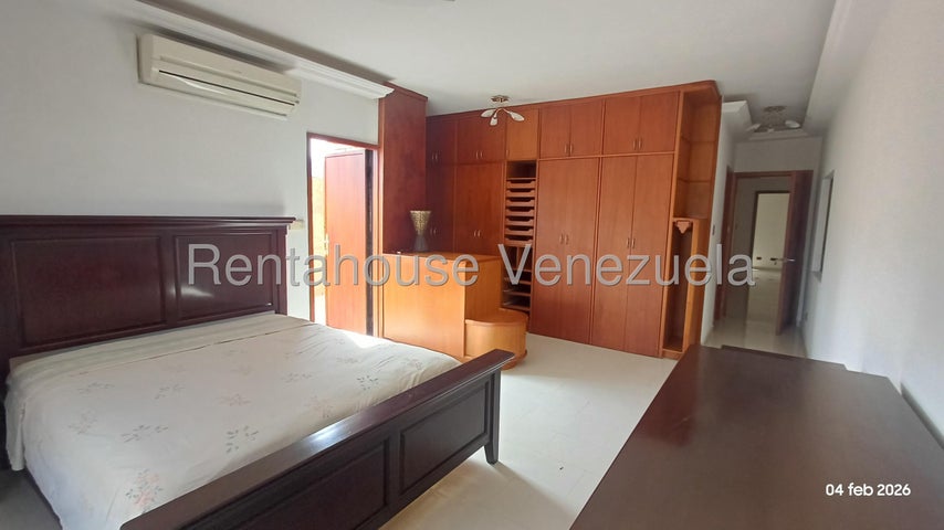 Townhouse con planta electrica y pozo de agua en Alquiler en En Las Clavellinas El Trigal Valencia Carabobo26-14589 