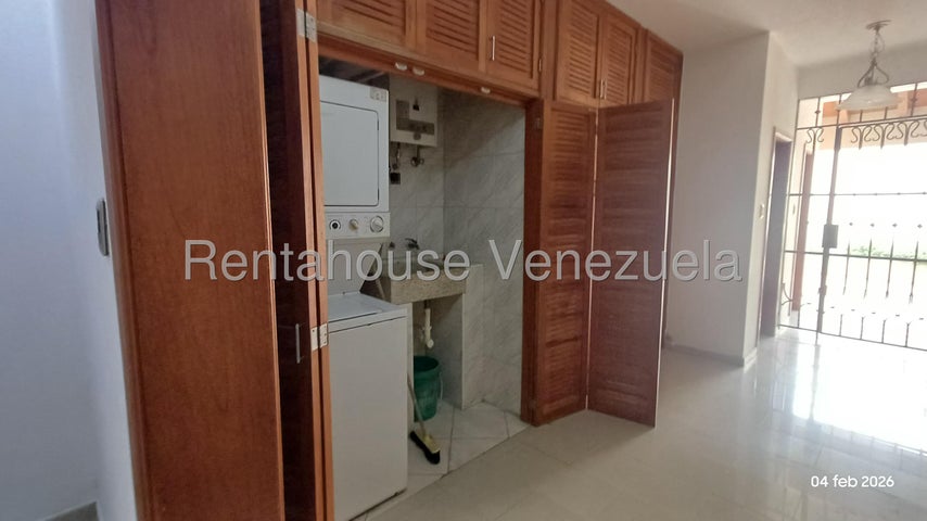 Townhouse con planta electrica y pozo de agua en Alquiler en En Las Clavellinas El Trigal Valencia Carabobo26-14589 
