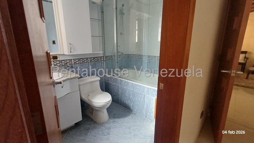 Townhouse con planta electrica y pozo de agua en Alquiler en En Las Clavellinas El Trigal Valencia Carabobo26-14589 