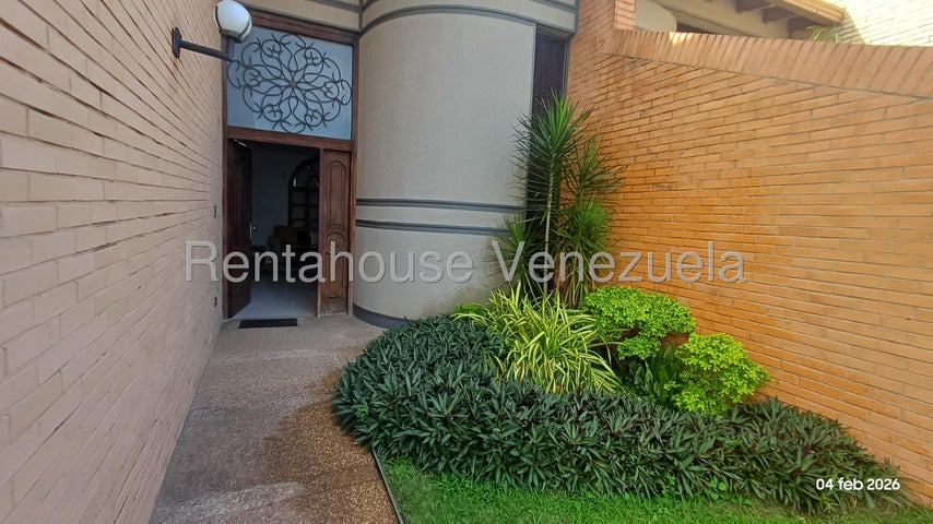 Townhouse con planta electrica y pozo de agua en Alquiler en En Las Clavellinas El Trigal Valencia Carabobo26-14589 