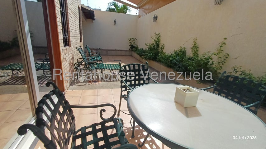 Townhouse con planta electrica y pozo de agua en Alquiler en En Las Clavellinas El Trigal Valencia Carabobo26-14589 
