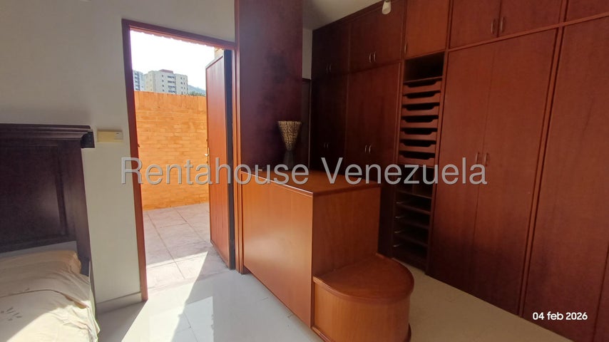 Townhouse con planta electrica y pozo de agua en Alquiler en En Las Clavellinas El Trigal Valencia Carabobo26-14589 