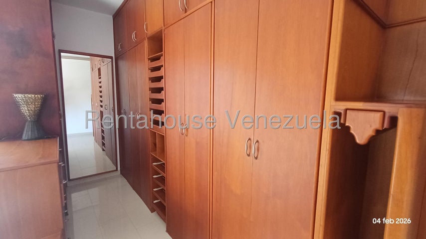 Townhouse con planta electrica y pozo de agua en Alquiler en En Las Clavellinas El Trigal Valencia Carabobo26-14589 