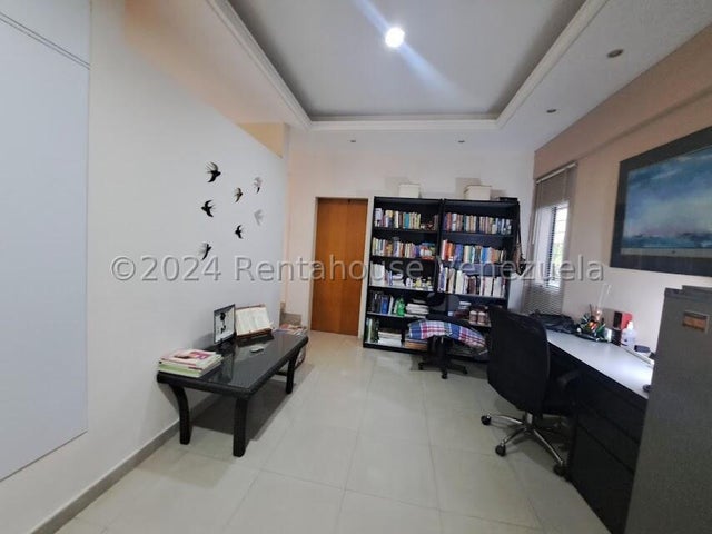Casa en venta con planta electrica ubicada en Las Mercedes San Diego Carabobo codigo 25-1819