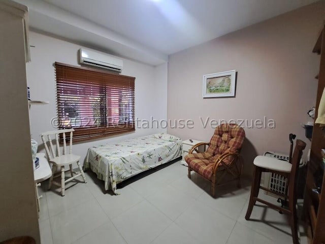 Casa en venta con planta electrica ubicada en Las Mercedes San Diego Carabobo codigo 25-1819