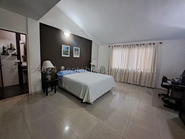 Casa en venta con planta electrica ubicada en Las Mercedes San Diego Carabobo codigo 25-1819