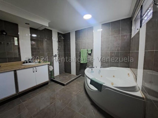 Casa en venta con planta electrica ubicada en Las Mercedes San Diego Carabobo codigo 25-1819