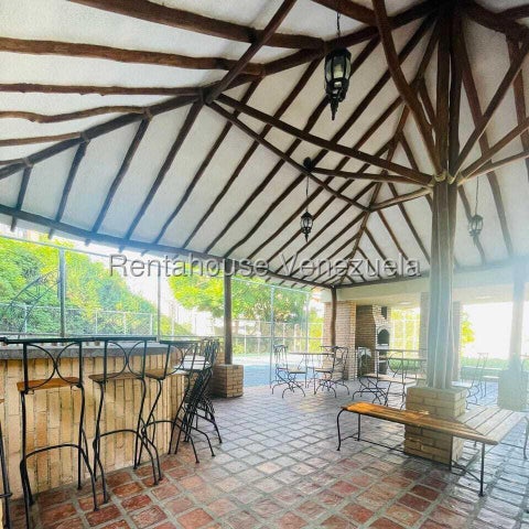 26-19199 En alquiler exclusivo y amplio apartamento amoblado y equipado Mañongo Naguanagua