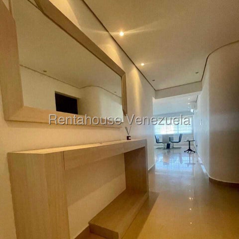 26-19199 En alquiler exclusivo y amplio apartamento amoblado y equipado Mañongo Naguanagua