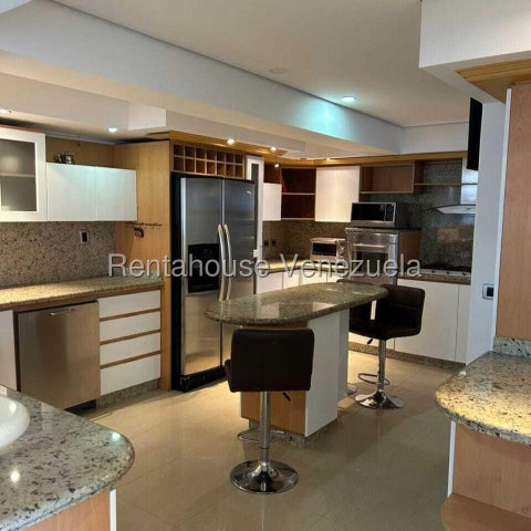 26-19199 En alquiler exclusivo y amplio apartamento amoblado y equipado Mañongo Naguanagua