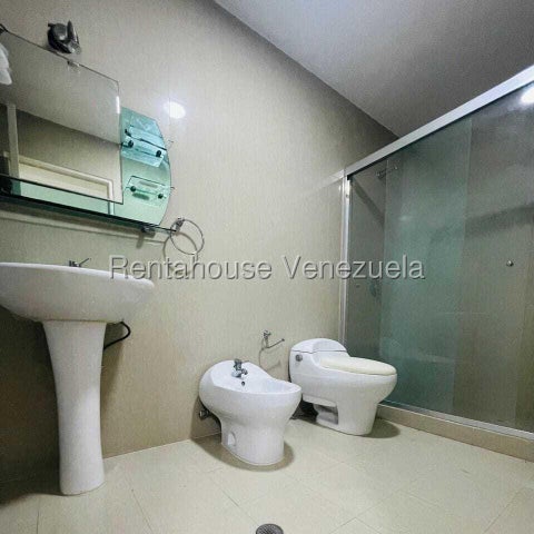 26-19199 En alquiler exclusivo y amplio apartamento amoblado y equipado Mañongo Naguanagua