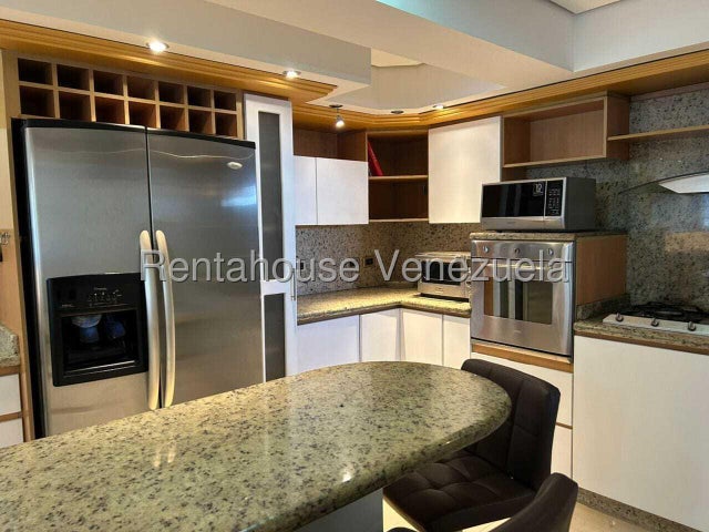 26-19199 En alquiler exclusivo y amplio apartamento amoblado y equipado Mañongo Naguanagua