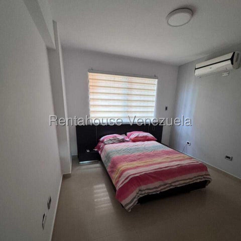 26-19199 En alquiler exclusivo y amplio apartamento amoblado y equipado Mañongo Naguanagua