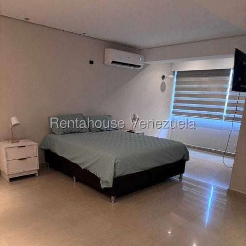 26-19199 En alquiler exclusivo y amplio apartamento amoblado y equipado Mañongo Naguanagua