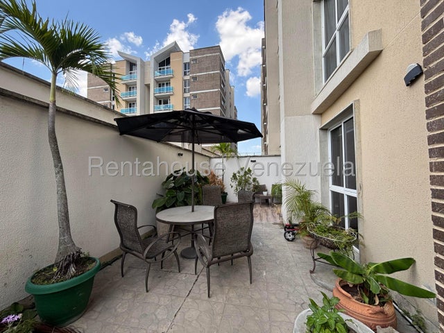 Planta Baja con Patio privado,  Lujo y confort en Piedras Pintadas – Trigal Norte Apartamento en Venta  COD 26-19266