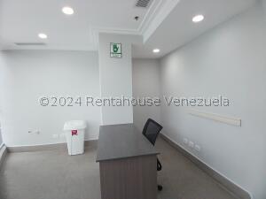 Oficina Premium de 78m² en C.C. Trigaleña Plaza: Con Terraza y Planta Eléctrica COD 24-26278