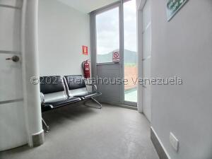 Oficina Premium de 78m² en C.C. Trigaleña Plaza: Con Terraza y Planta Eléctrica COD 24-26278