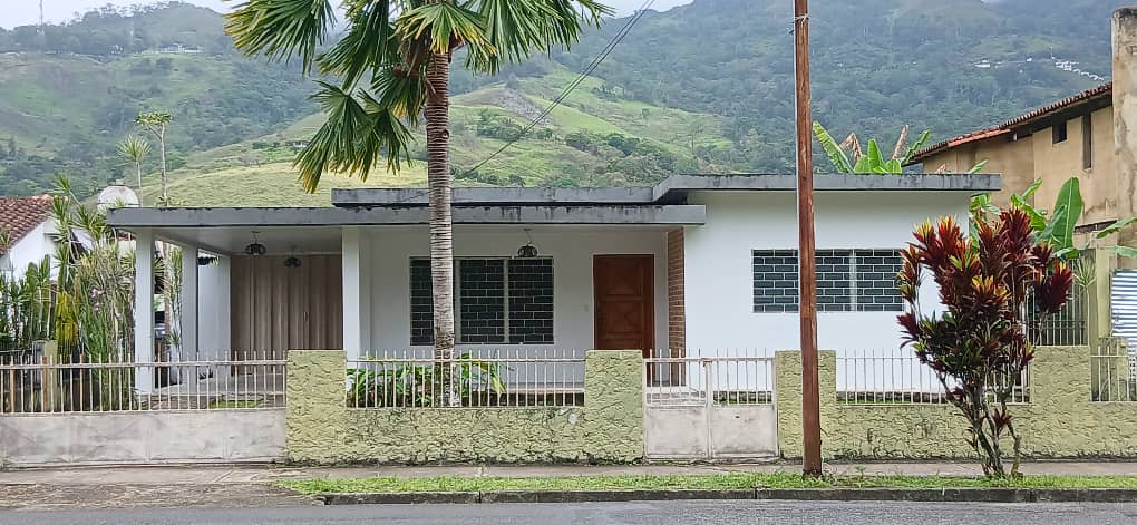 En venta, amplia y céntrica casa