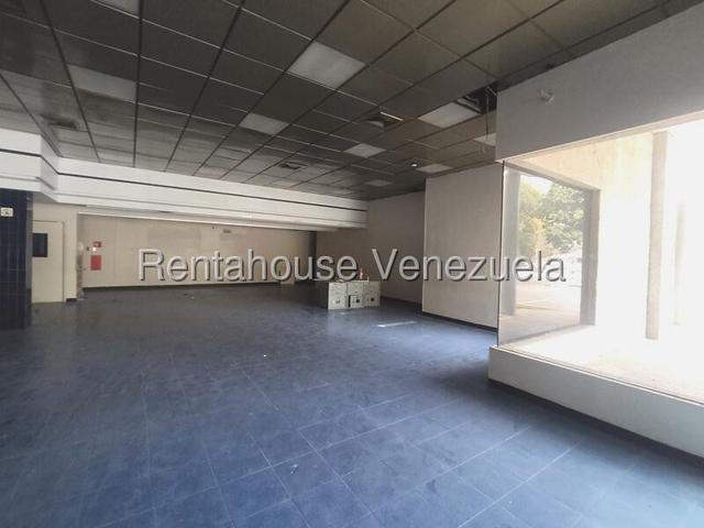 26-21776 En venta este imponente local comercial situado en un Centro Comercial de alto trafico peatonal y vehicular. Trigal Norte