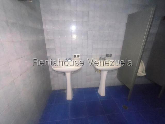 26-21776 En venta este imponente local comercial situado en un Centro Comercial de alto trafico peatonal y vehicular. Trigal Norte