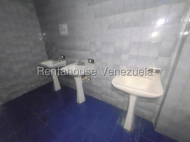 26-21776 En venta este imponente local comercial situado en un Centro Comercial de alto trafico peatonal y vehicular. Trigal Norte