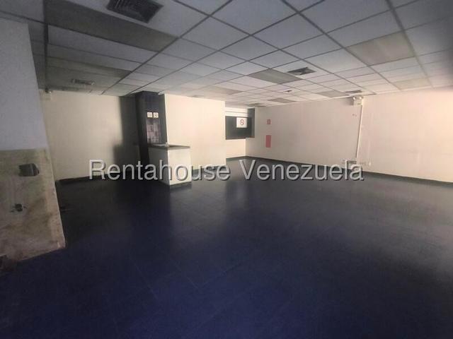 26-21776 En venta este imponente local comercial situado en un Centro Comercial de alto trafico peatonal y vehicular. Trigal Norte
