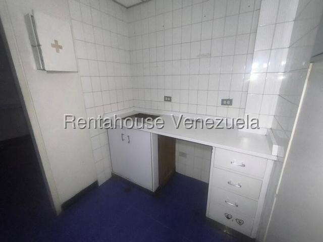 26-21776 En venta este imponente local comercial situado en un Centro Comercial de alto trafico peatonal y vehicular. Trigal Norte
