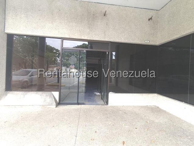 26-21776 En venta este imponente local comercial situado en un Centro Comercial de alto trafico peatonal y vehicular. Trigal Norte