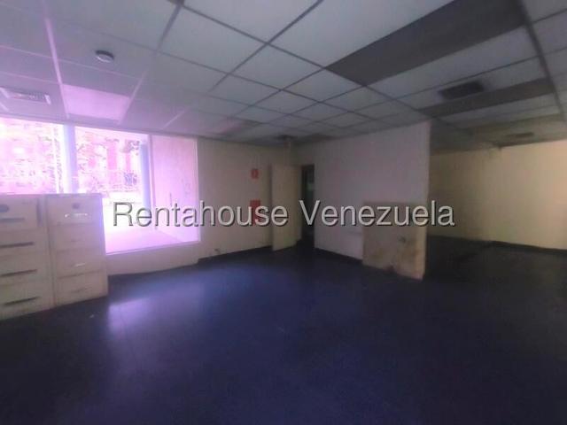 26-21776 En venta este imponente local comercial situado en un Centro Comercial de alto trafico peatonal y vehicular. Trigal Norte