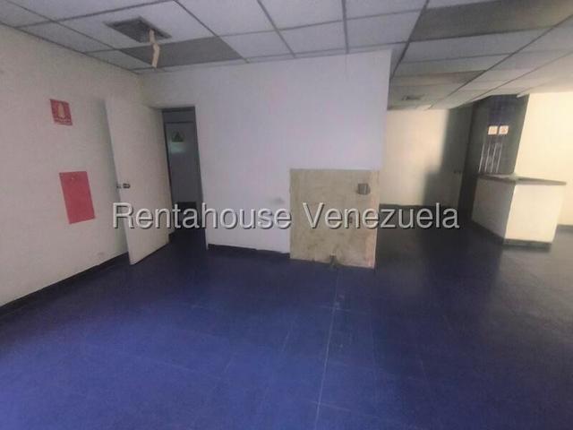 26-21776 En venta este imponente local comercial situado en un Centro Comercial de alto trafico peatonal y vehicular. Trigal Norte
