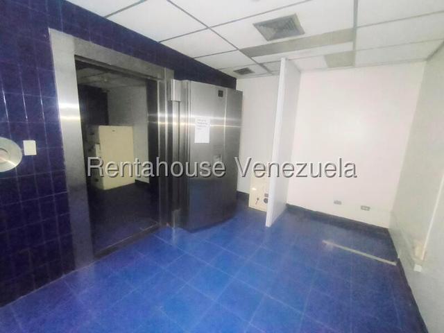 26-21776 En venta este imponente local comercial situado en un Centro Comercial de alto trafico peatonal y vehicular. Trigal Norte