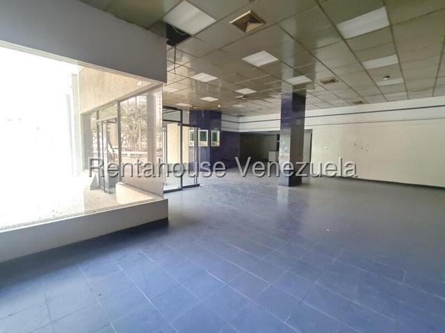 26-21776 En venta este imponente local comercial situado en un Centro Comercial de alto trafico peatonal y vehicular. Trigal Norte