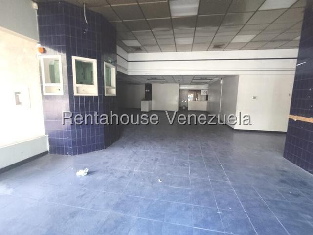26-21776 En venta este imponente local comercial situado en un Centro Comercial de alto trafico peatonal y vehicular. Trigal Norte