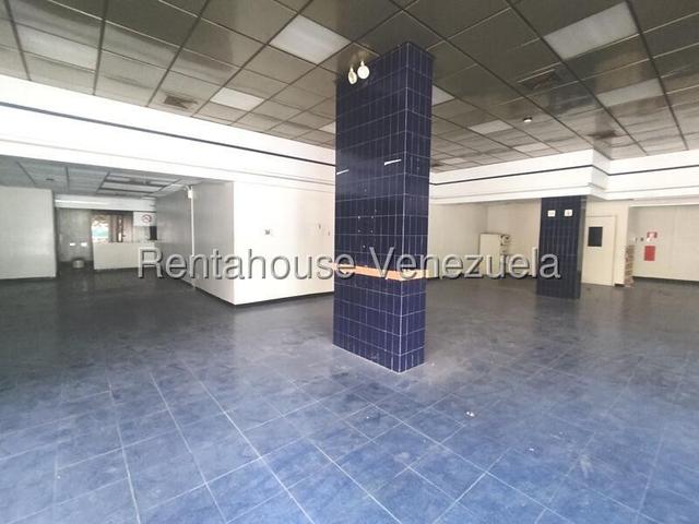 26-21776 En venta este imponente local comercial situado en un Centro Comercial de alto trafico peatonal y vehicular. Trigal Norte